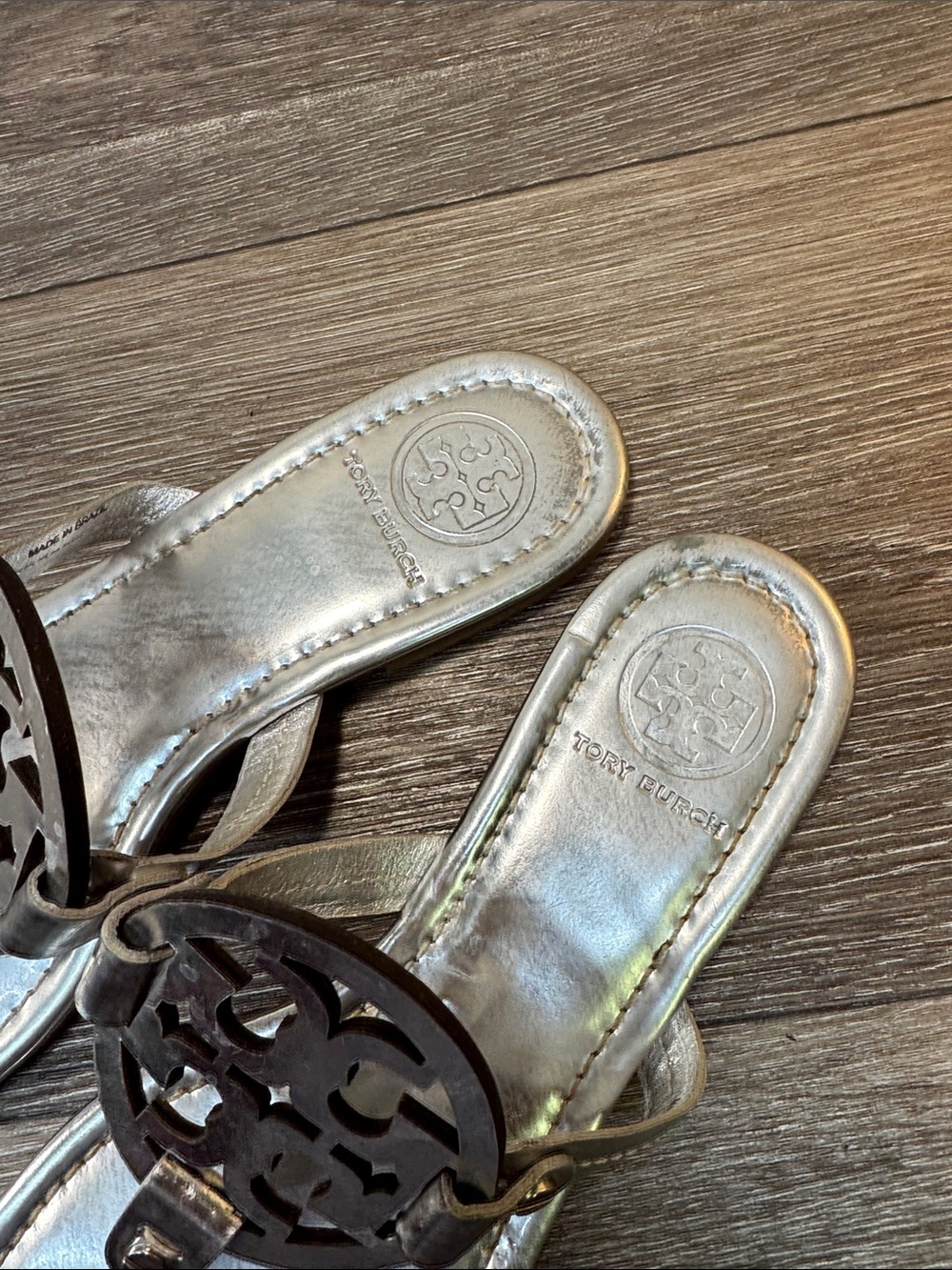 Tory Burch Metallic Silver Logo Thong Sandals Sz 7.5 (h51) - Picture 3 of 6